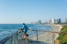 Promenade along the Mediterranean Seashore in Tel Aviv, Israel Viktor Hübner